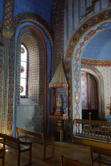 Interno della Collégiale Notre-Dame de l'Assomption a Bédouès, Lozère – architettura sacra, navata in pietra, atmosfera mistica, arte religiosa, patrimonio spirituale francese