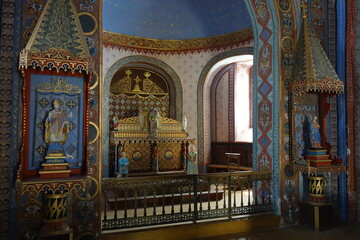 Interno della Collégiale Notre-Dame de l'Assomption a Bédouès, Lozère – architettura sacra, navata in pietra, atmosfera mistica, arte religiosa, patrimonio spirituale francese