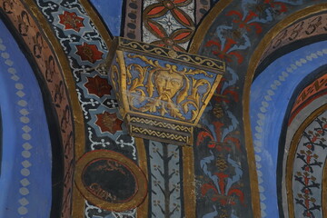 Interno della Collégiale Notre-Dame de l'Assomption a Bédouès, Lozère – architettura sacra, navata in pietra, atmosfera mistica, arte religiosa, patrimonio spirituale francese