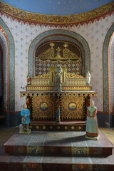 Interno della Collégiale Notre-Dame de l'Assomption a Bédouès, Lozère – architettura sacra, navata in pietra, atmosfera mistica, arte religiosa, patrimonio spirituale francese
