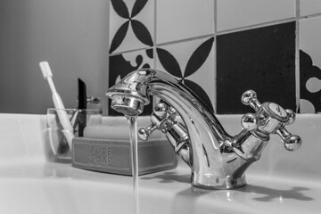 Robinet ancien de lavabo 