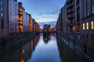 Naklejka premium Evening Glow Over Hamburg’s Speicherstadt in the Heart of the Historic Warehouse District
