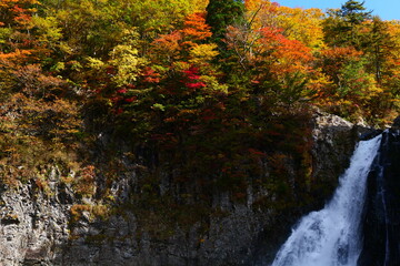 法体の滝の紅葉。由利本荘、秋田、日本。10月下旬。