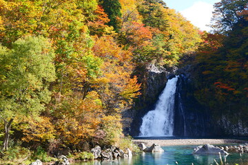 法体の滝の紅葉。由利本荘、秋田、日本。10月下旬。