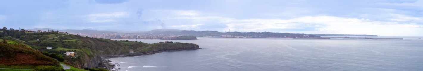 Obraz premium Cloudy landscape of the seacoast as seen from the elevated Providencia viewpoint, offering dramatic coastal views in Gijón, Asturias, Spain