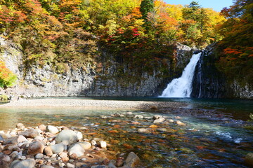 法体の滝の紅葉。由利本荘、秋田、日本。10月下旬。