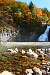 法体の滝の紅葉。由利本荘、秋田、日本。10月下旬。