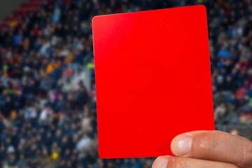 (Fotomontage) Rote Karte bei einem Fußballspiel
