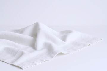 Obraz premium Close up of white fabric with gentle folds and soft texture on a clean background.
