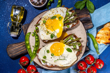 Breakfast sandwiches wit asparagus and eggs