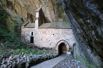 Chapelle Notre-Dame-de-Cénaret a Saint-Chély-du-Tarn, Francia – Chiesa storica incastonata nella roccia lungo le Gorges du Tarn, patrimonio naturale e spirituale