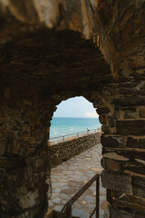 Obraz premium Stone archway overlooking tranquil turquoise ocean in monterosso al mare
