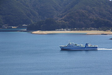 愛媛県　ムーンビーチ井野浦を航行する大型船