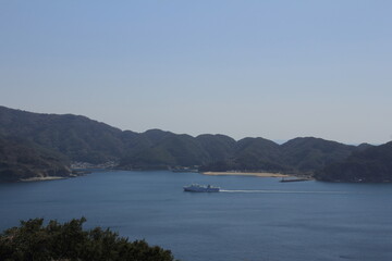 愛媛県　ムーンビーチ井野浦を航行する大型船