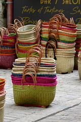 Cesti artigianali intrecciati a mano – colori vivaci e tecniche tradizionali per un design etnico e sostenibile, ideali per la casa, l’arredo o la vendita in negozio.