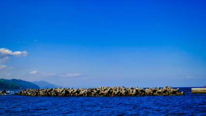 青い空とテトラポッド
