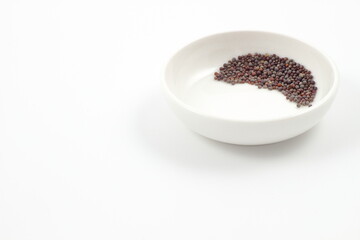 シンプルな小株の種、白い背景に散らばる