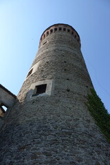 La torre di Priero  è una struttura difensiva medievale in pietra, risalente al XIII secolo. Conserva elementi architettonici tipici dell’epoca, con merlature e aperture per difesa, situata in are