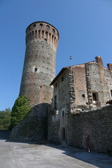 La torre di Priero  è una struttura difensiva medievale in pietra, risalente al XIII secolo. Conserva elementi architettonici tipici dell’epoca, con merlature e aperture per difesa, situata in are