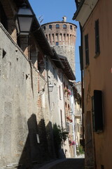 La torre di Priero  è una struttura difensiva medievale in pietra, risalente al XIII secolo. Conserva elementi architettonici tipici dell’epoca, con merlature e aperture per difesa, situata in are