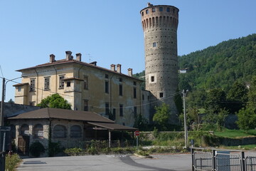 La torre di Priero  è una struttura difensiva medievale in pietra, risalente al XIII secolo. Conserva elementi architettonici tipici dell’epoca, con merlature e aperture per difesa, situata in are