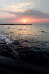 Obraz premium Golden Hour on the Beaches of Tel Aviv – Tranquil Coastal Landscape in Israel at Dusk