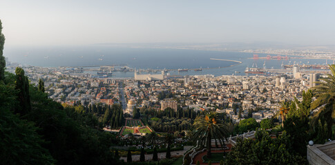 Naklejka premium Panoramic view on Haifa from a top point of Bahai gardens with sea view