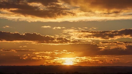 Obraz premium Dramatic sunset clouds over horizon with vibrant colors