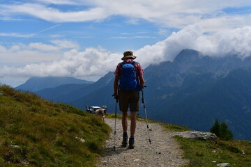 Mann und sein Lagotto Romagnolo Hund wandern im Ultental in Südtirol 