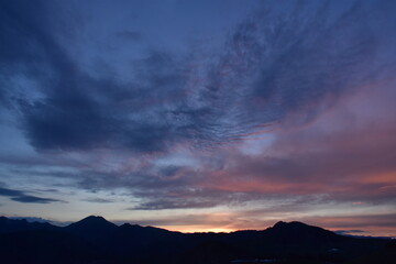 Obraz premium Vibrant Sunset Clouds Filling Mountain Summit Sky Photography