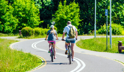 Obraz premium Cyclists ride on the bike path in the city Park 