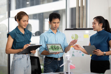 Sustainability and ESG. Team discussing renewable energy solutions in a collaborative setting.