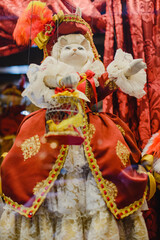 Souvenirs in the vetrina. Kepamic figurines of dolls, cats, decorative toys