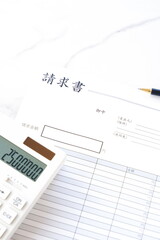 取引先へ宛てて、請求書を準備する、ビジネスシーンのイメージ
