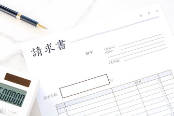 取引先へ宛てて、請求書を準備する、ビジネスシーンのイメージ

