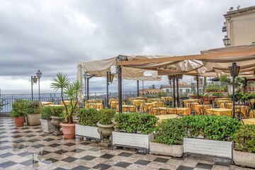 taormina, italien - ein leeres lokal an einem regentag