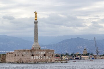 messina, italien - hafenpanorama mit statue la madonnina del porto