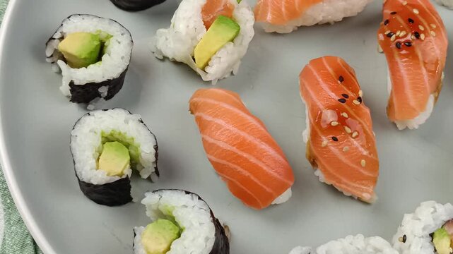 sushi et maki ans une assiette, en gros plan