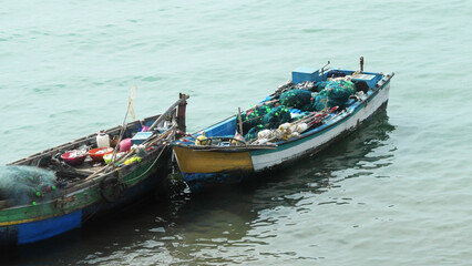 Obraz premium Colorful fishing boats anchored off the coast of Rameswaram, Tamil Nadu, India