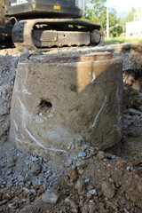 Alter Kabelzugschacht in einer Baugrube