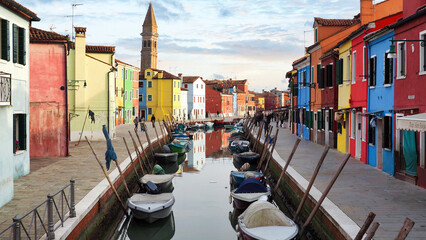 un canale affiancato dalle case colorate nel caratteristico e pittoresco borgo di Burano su una...