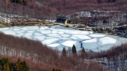 blocchi di ghiaccio che si sciolgono nel lago delle guadine nel parco dei cento laghi...