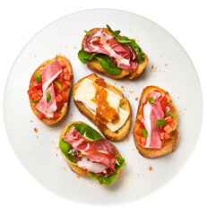 prato com bruschetta de presunto defumado, rúcula e tomate picado visto de cima isolado em fundo...