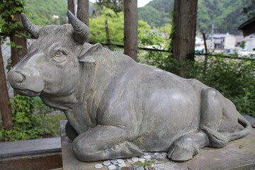 Naklejka premium statue of a cow in a temple in aizuwakamatsu in japan 