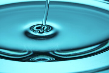 A very beautiful drop with an oily texture in turquoise tones.