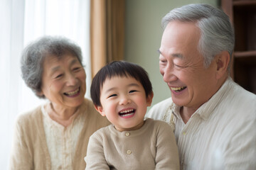 笑顔で寄り添う祖父母と孫