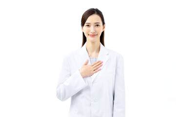 手を胸に置く白衣の女性　医師　研究者
