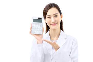 計算機を持った白衣の女性 医療従事者　医療費