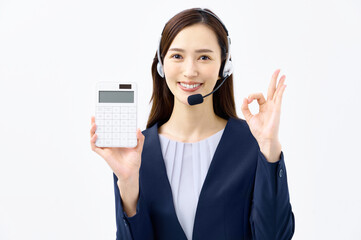 計算機を持ちOKサインをするオペレーター