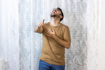 Obraz premium man laughing and pointing with hand on chest